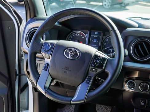 Used 2022 Toyota Tacoma TRD Off-Road w/ Technology Package AWD/4WD image 32