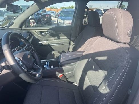 Used 2025 Chevrolet Traverse LT FWD image 12