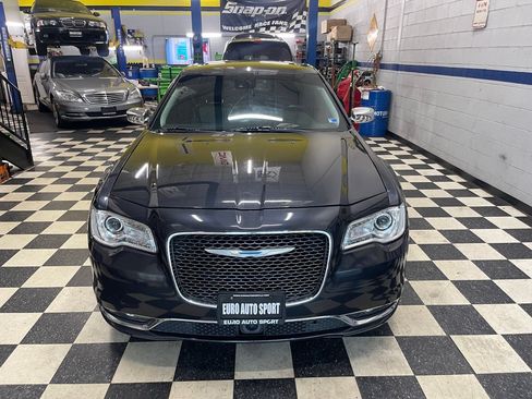 Used 2017 Chrysler 300 C w/ Safetytec Plus Group RWD image 1