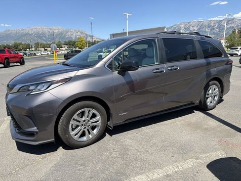 Used 2021 Toyota Sienna XSE AWD/4WD image 7