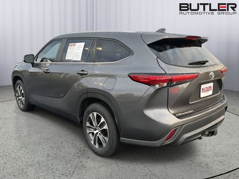 Used 2023 Toyota Highlander XLE FWD image 4