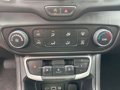 Used 2024 GMC Terrain SLE FWD image 27
