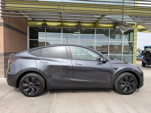 Used 2025 Tesla Model Y Long Range RWD image 9