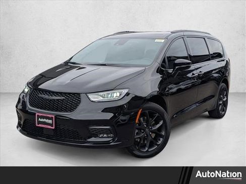 New 2026 Chrysler Pacifica Select image 1