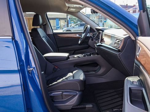 Certified 2025 Volkswagen Atlas SE image 30
