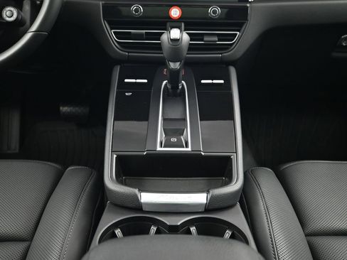 Certified 2026 Porsche Macan image 10