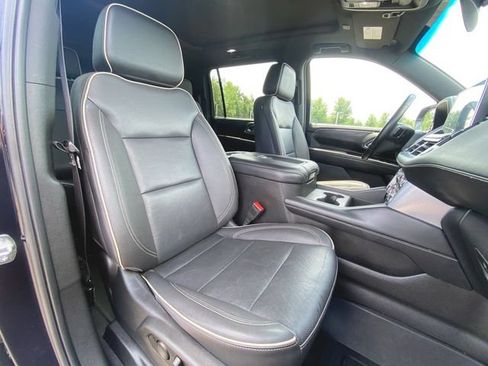 Used 2023 GMC Yukon XL SLT w/ SLT Premium Package AWD/4WD image 28