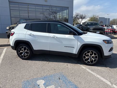 Used 2025 Jeep Compass Limited image 31