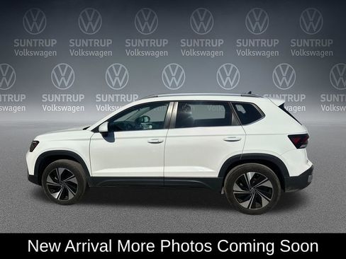 Used 2025 Volkswagen Taos SE AWD/4WD image 2