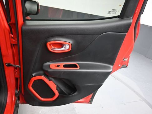 Used 2017 Jeep Renegade Altitude FWD image 31
