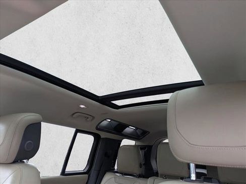 Used 2020 Land Rover Defender 110 HSE image 17