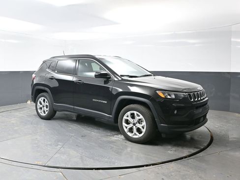 Used 2025 Jeep Compass Latitude image 6