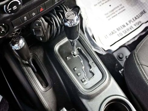 Used 2016 Jeep Wrangler Unlimited Rubicon w/ Connectivity Group AWD/4WD image 14