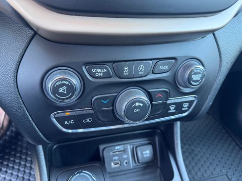 Used 2018 Jeep Cherokee Latitude w/ Cold Weather Group AWD/4WD image 30