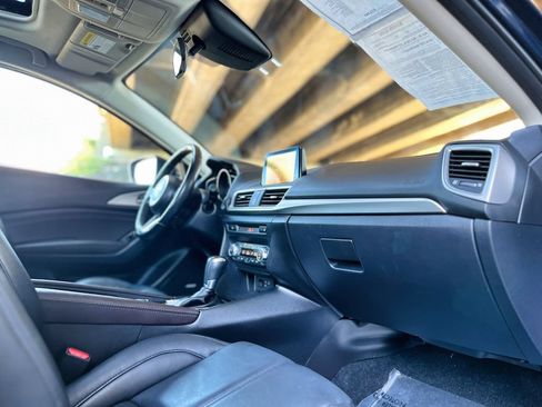 Used 2018 MAZDA MAZDA3 Touring FWD image 26