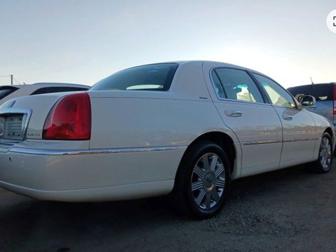 Used 2004 Lincoln Town Car Ultimate image 3