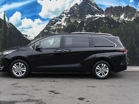 Used 2025 Toyota Sienna Limited image 7