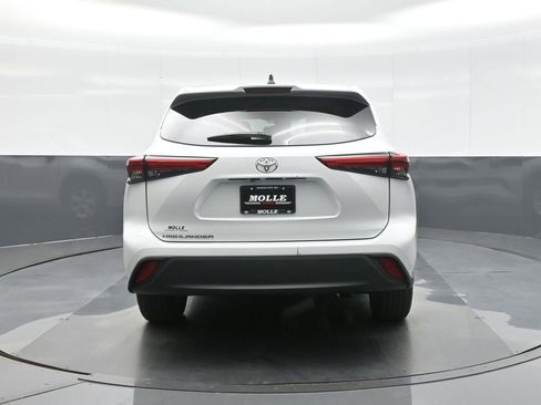 Used 2023 Toyota Highlander L FWD image 6