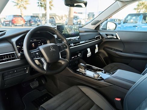 New 2026 Mitsubishi Outlander SE image 2