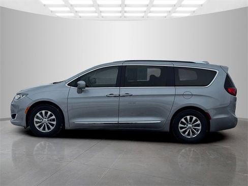Certified 2019 Chrysler Pacifica Touring-L image 4