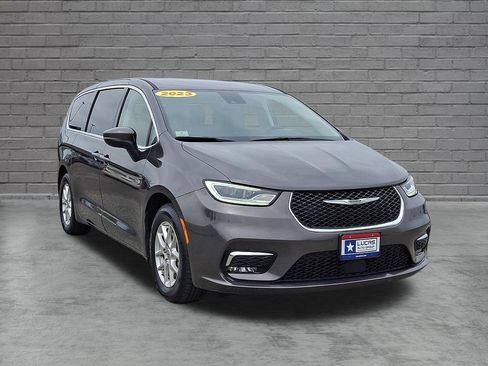 Used 2023 Chrysler Pacifica Touring-L FWD image 2