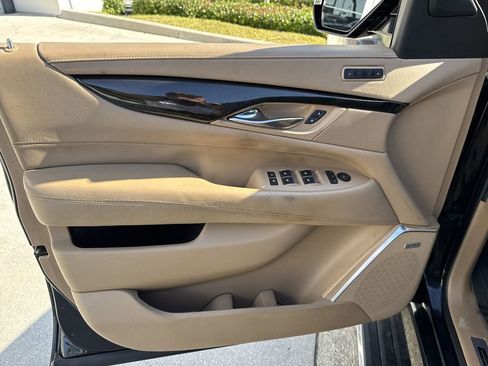 Used 2019 Cadillac Escalade Platinum w/ Escalade Sport Edition AWD/4WD image 39