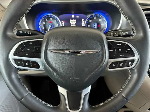 Used 2022 Chrysler Pacifica Touring-L FWD image 21