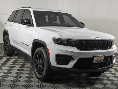 Used 2024 Jeep Grand Cherokee Altitude AWD/4WD image 10