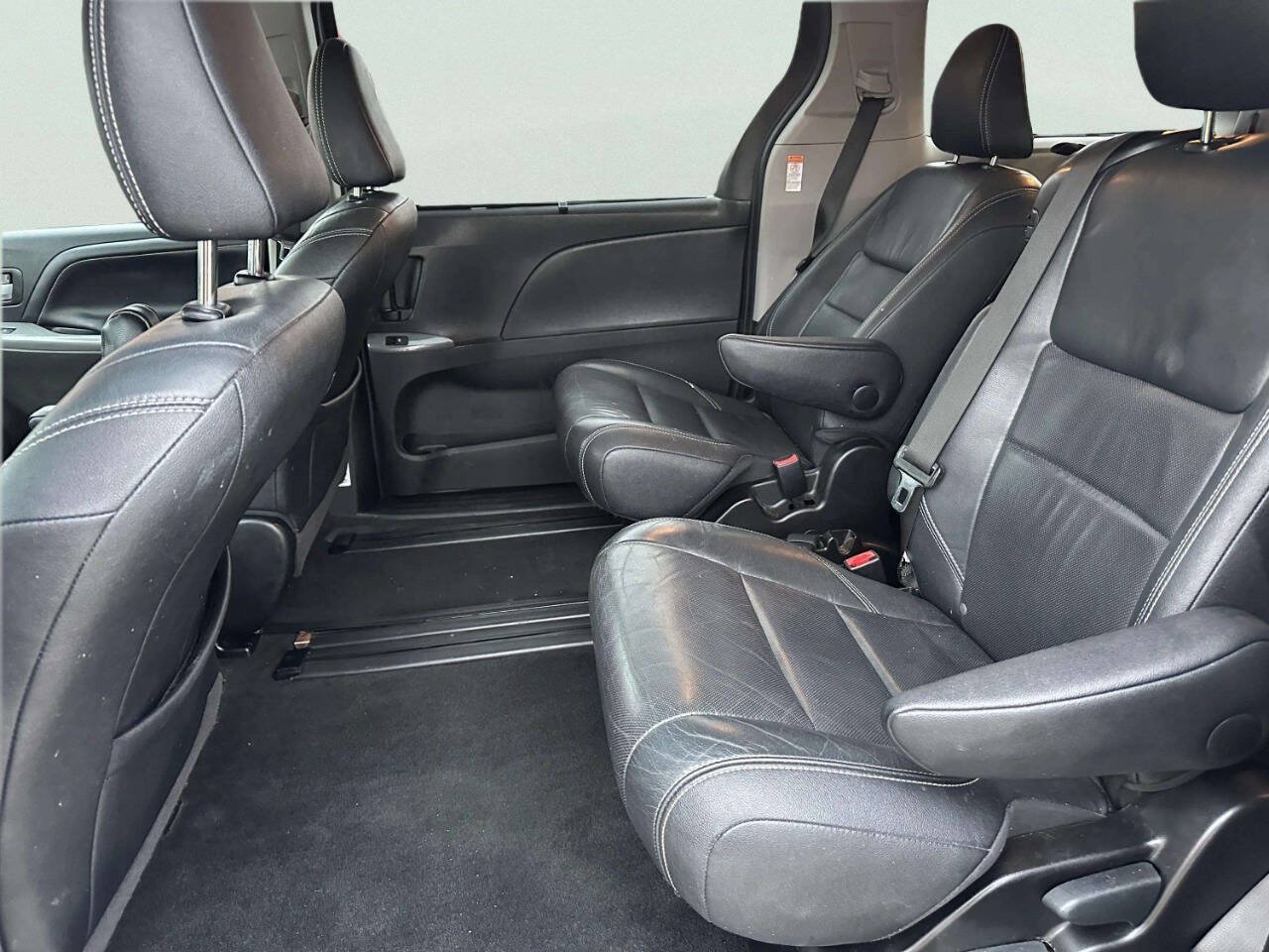Used 2015 Toyota Sienna SE FWD image 11