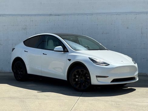 Used 2023 Tesla Model Y Long Range AWD/4WD image 1