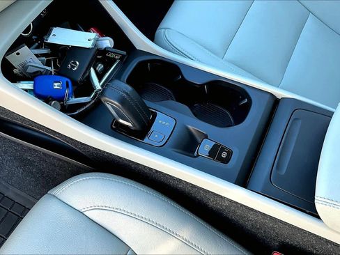 Used 2019 Volvo XC40 T4 Momentum image 14