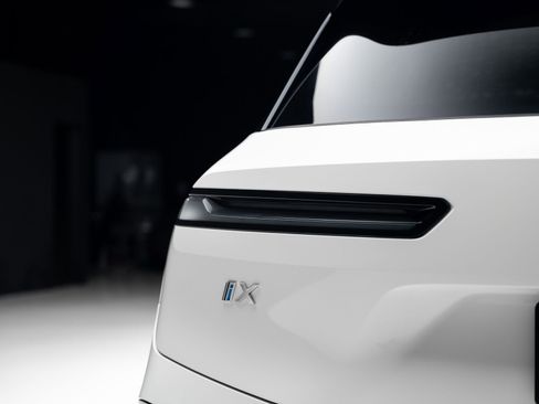 Used 2024 BMW iX xDrive50 w/ Premium Package image 28