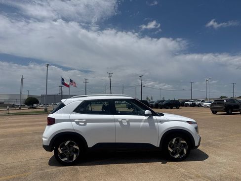 Used 2025 Hyundai Venue SEL FWD image 21