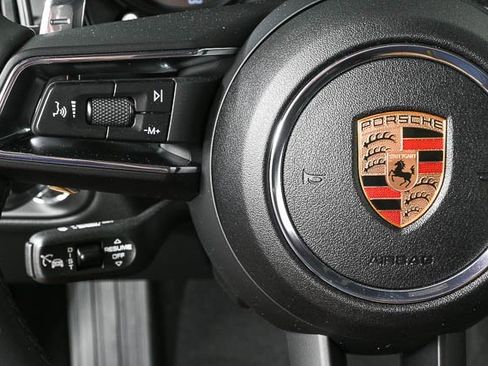 Certified 2025 Porsche Macan image 11