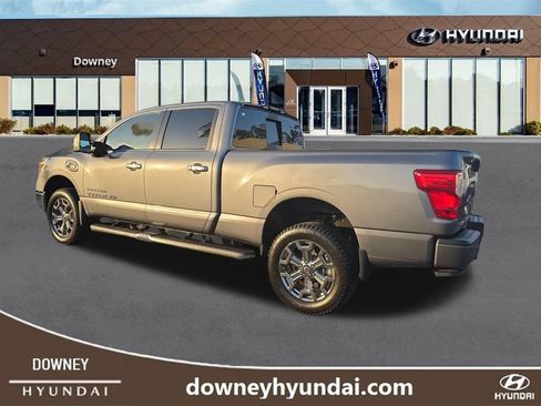 Used 2019 Nissan Titan SV w/ SV Convenience Package AWD/4WD image 3