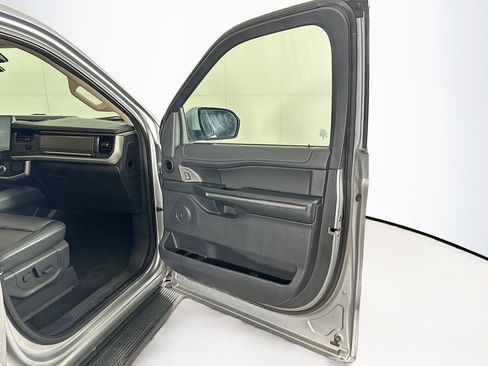 Used 2024 Ford Expedition XLT image 34