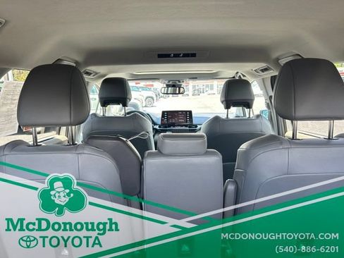 Used 2023 Toyota Sienna XLE FWD image 12