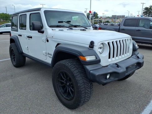 Used 2018 Jeep Wrangler Unlimited Sport S AWD/4WD image 3