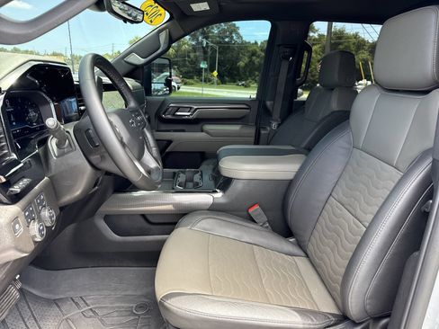Used 2025 Chevrolet Silverado 2500 ZR2 w/ Technology Package AWD/4WD image 9