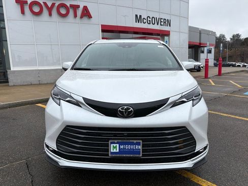 New 2026 Toyota Sienna Platinum image 8