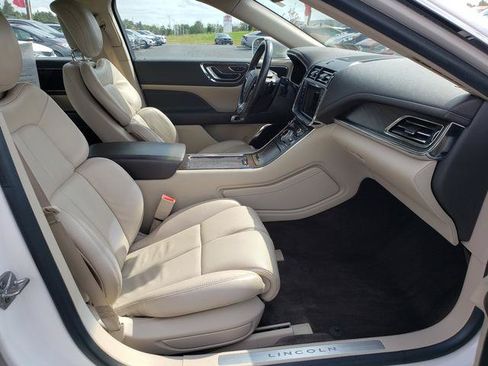 Used 2017 Lincoln Continental Select AWD/4WD image 19