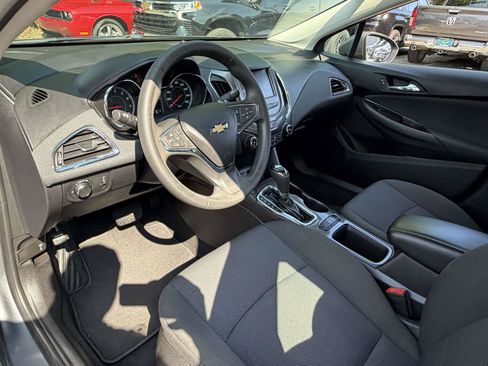 Used 2018 Chevrolet Cruze LT w/ Convenience Package FWD image 10