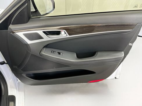 Used 2019 Genesis G80 3.8 RWD image 32