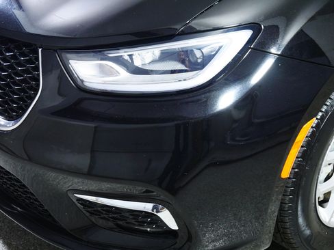 Used 2024 Chrysler Pacifica Touring-L image 16