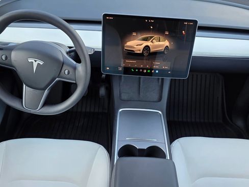 Used 2025 Tesla Model Y Long Range AWD/4WD image 16