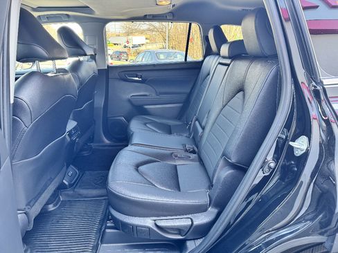 Used 2023 Toyota Highlander XLE image 9