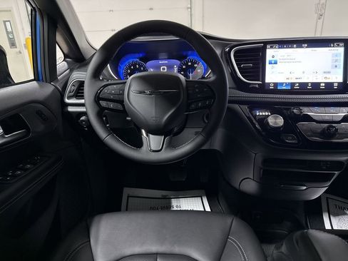 New 2026 Chrysler Pacifica Select image 11
