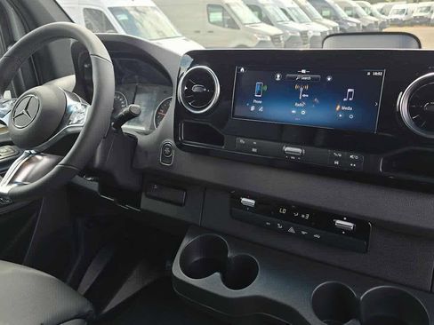 Used 2025 Mercedes-Benz Sprinter 2500 image 12
