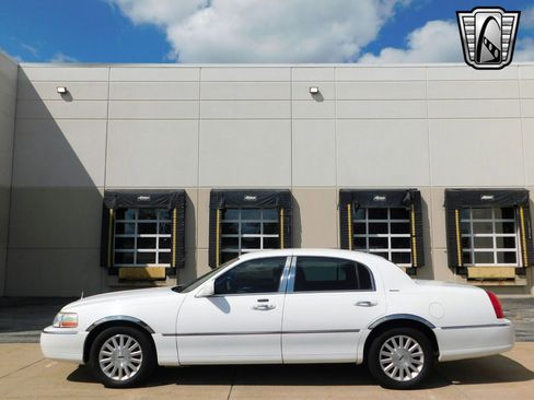 Used 2003 Lincoln Town Car Executive image 5