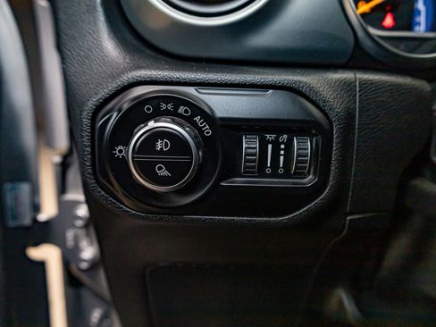 Used 2021 Jeep Gladiator Willys image 16